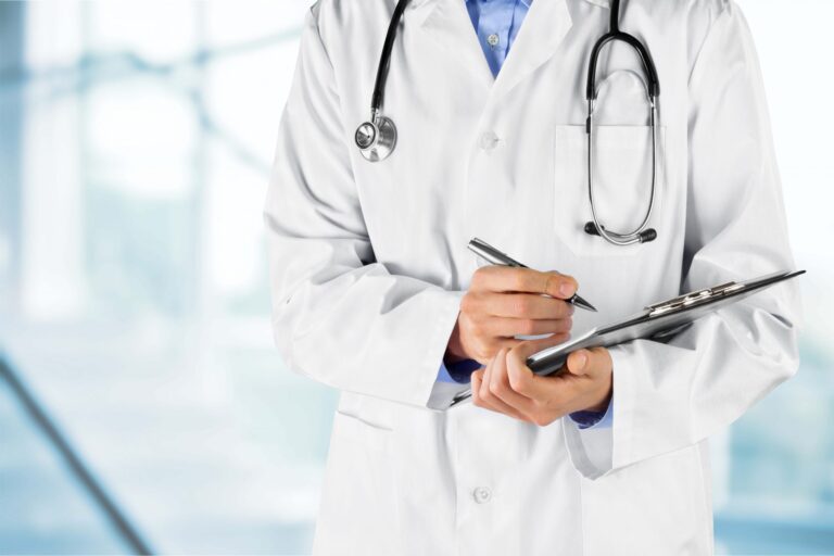 immagine di un dottore con cartella clinica in mano
